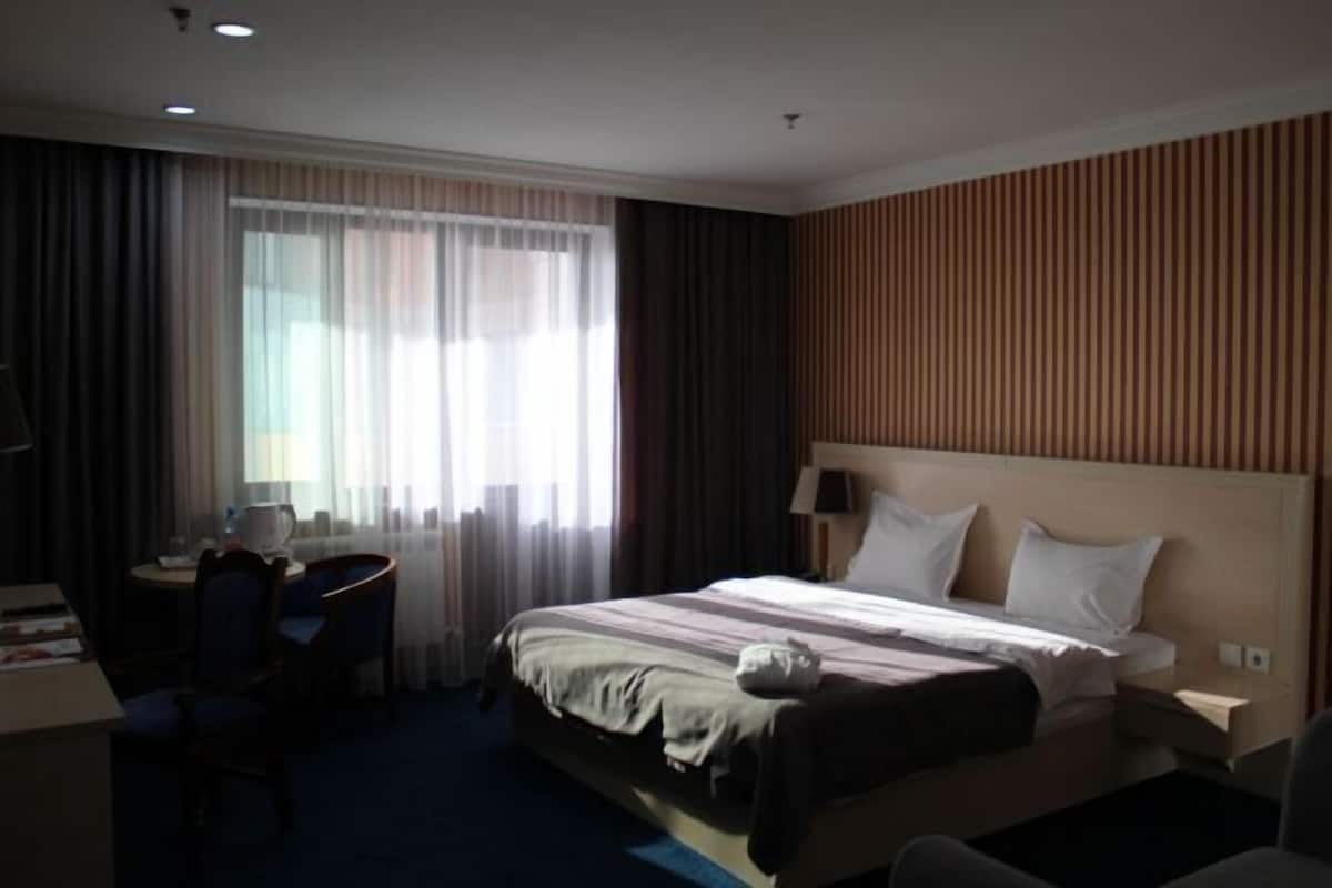 1 bedroom, in-room safe, desk, soundproofing