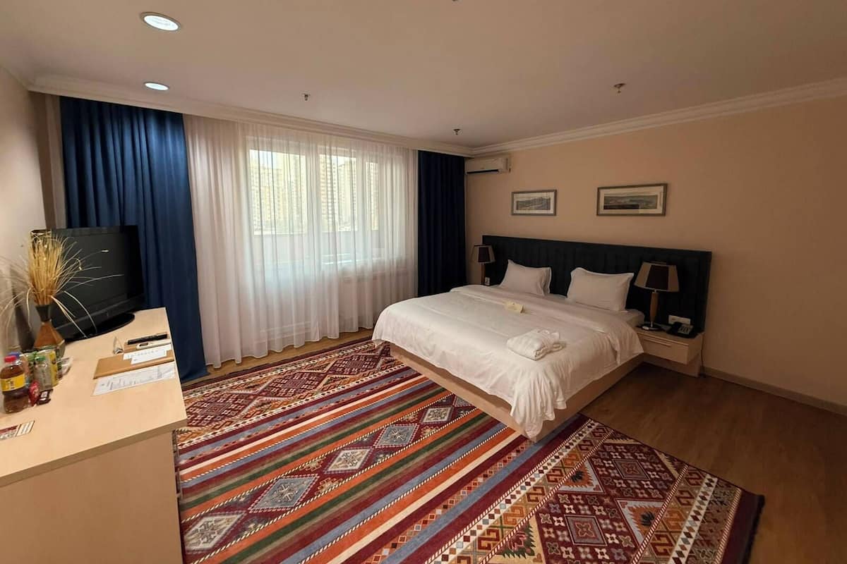 Habitación Deluxe | Caja fuerte, escritorio, sistema de insonorización y ropa de cama