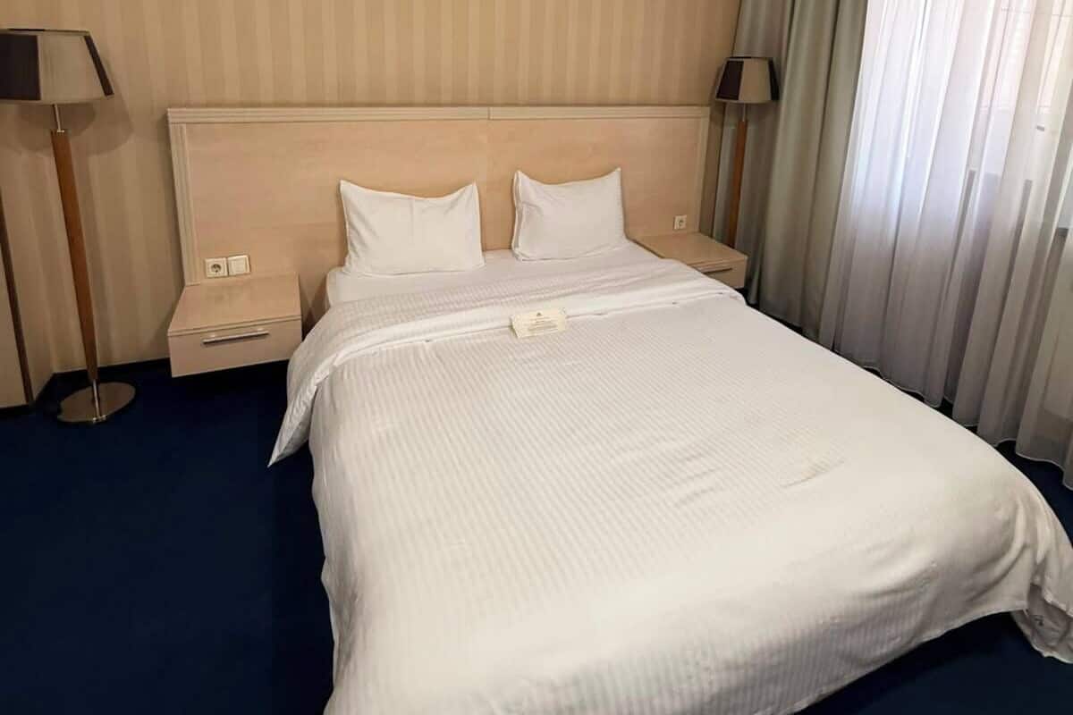 Estudio | Caja fuerte, escritorio, sistema de insonorización y ropa de cama