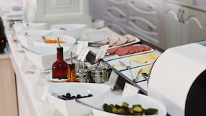 Un bufé con diversos alimentos y salsas.