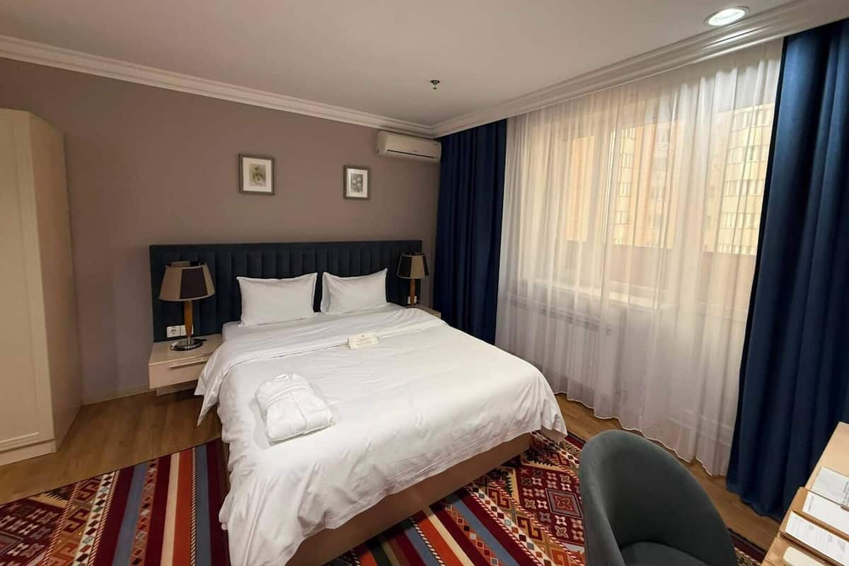Habitación individual estándar | Caja fuerte, escritorio, sistema de insonorización y ropa de cama
