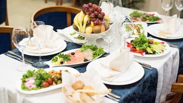 Der serveres frokost, aftensmad og lokale retter