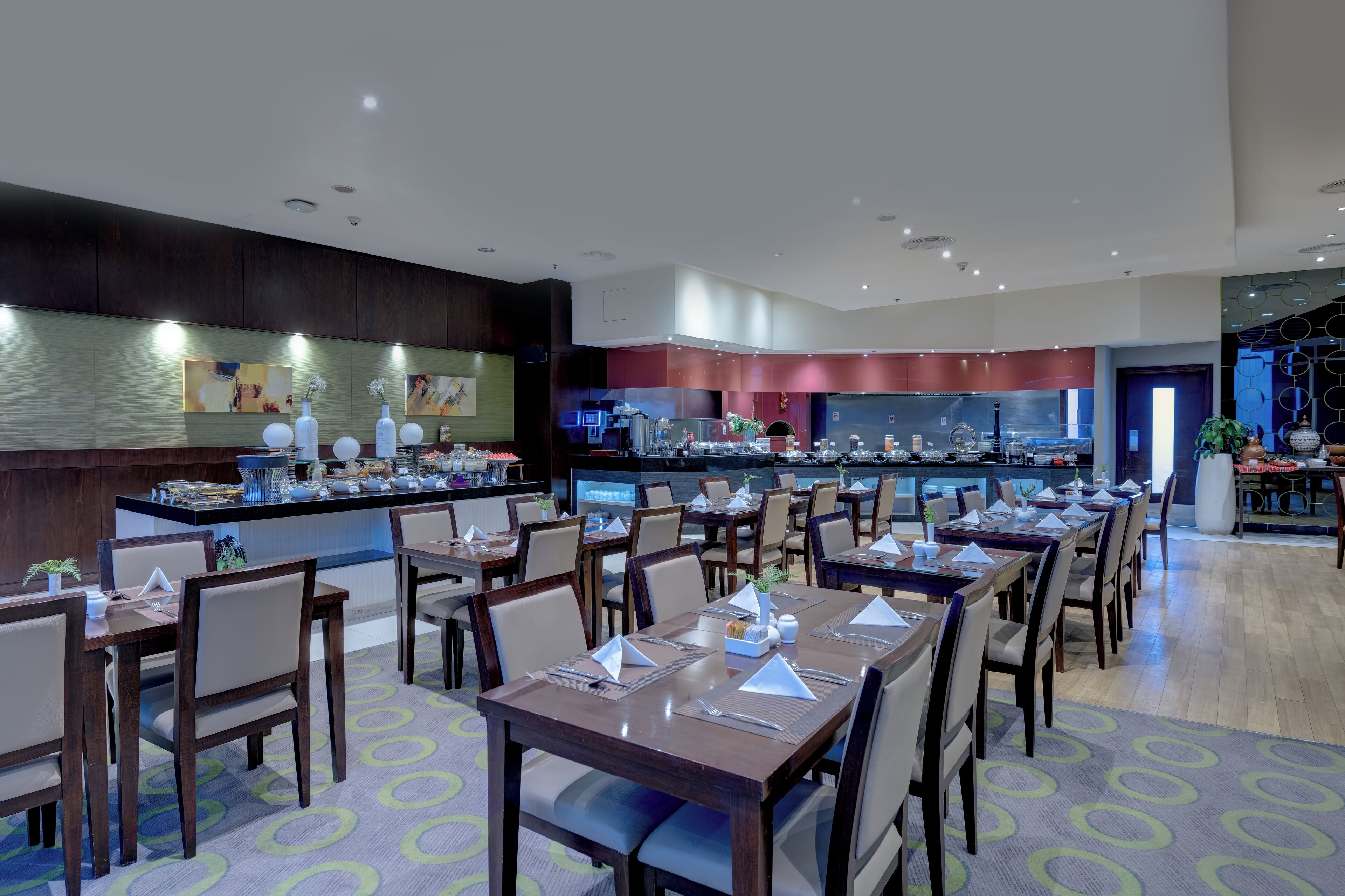 Desayuno buffet (AED 68 por persona) 