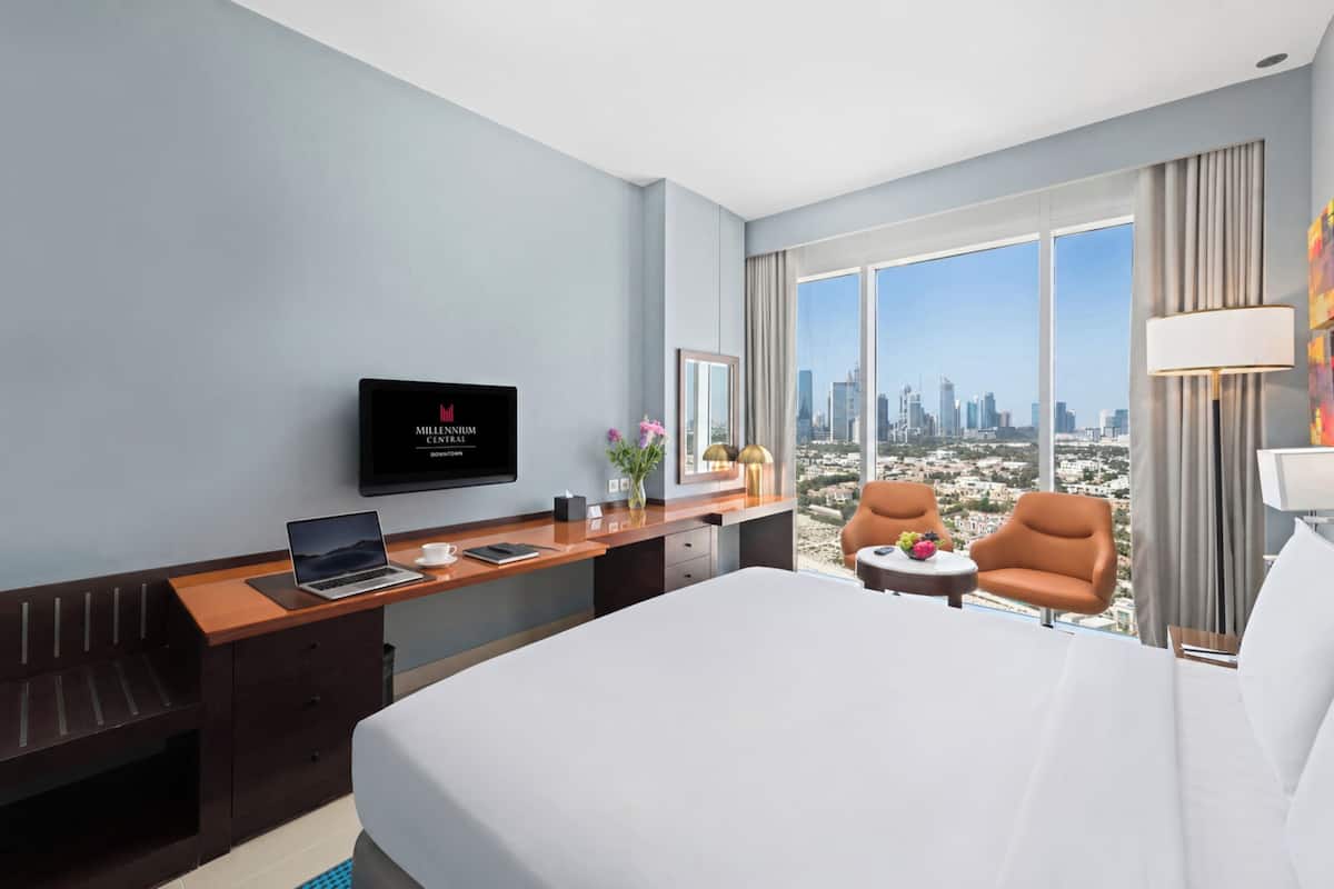 Standard Room, 1 Queen Bed | Minibar, in-room safe, desk, laptop workspace