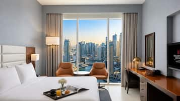 Business Room, 1 King Bed | Minibar, in-room safe, desk, laptop workspace