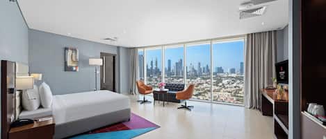 Premium kamer, 1 kingsize bed (Skyline View) | 1 slaapkamer, een minibar, een kluis op de kamer, een bureau