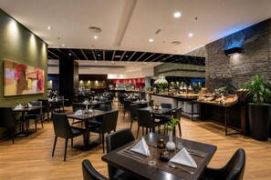 供应早餐、午餐和晚餐