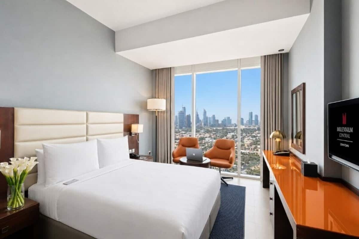 Standard Room, 1 King Bed | Minibar, in-room safe, desk, laptop workspace