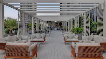 Bar en bord de piscine
