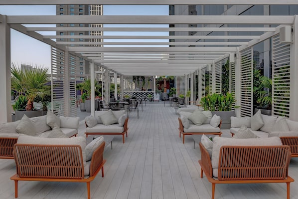 Bar en bord de piscine