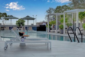 Ulkouima-allas, aurinkotuoleja