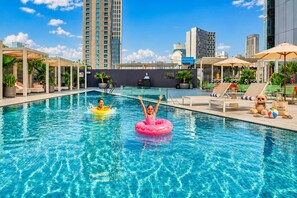 Outdoor pool, sun loungers - Millennium Central Dubai Downtown (Dubai)