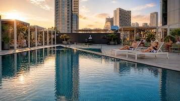 Piscina externa, espreguiçadeiras