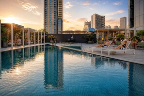 Outdoor pool, sun loungers - Millennium Central Dubai Downtown (Dubai)