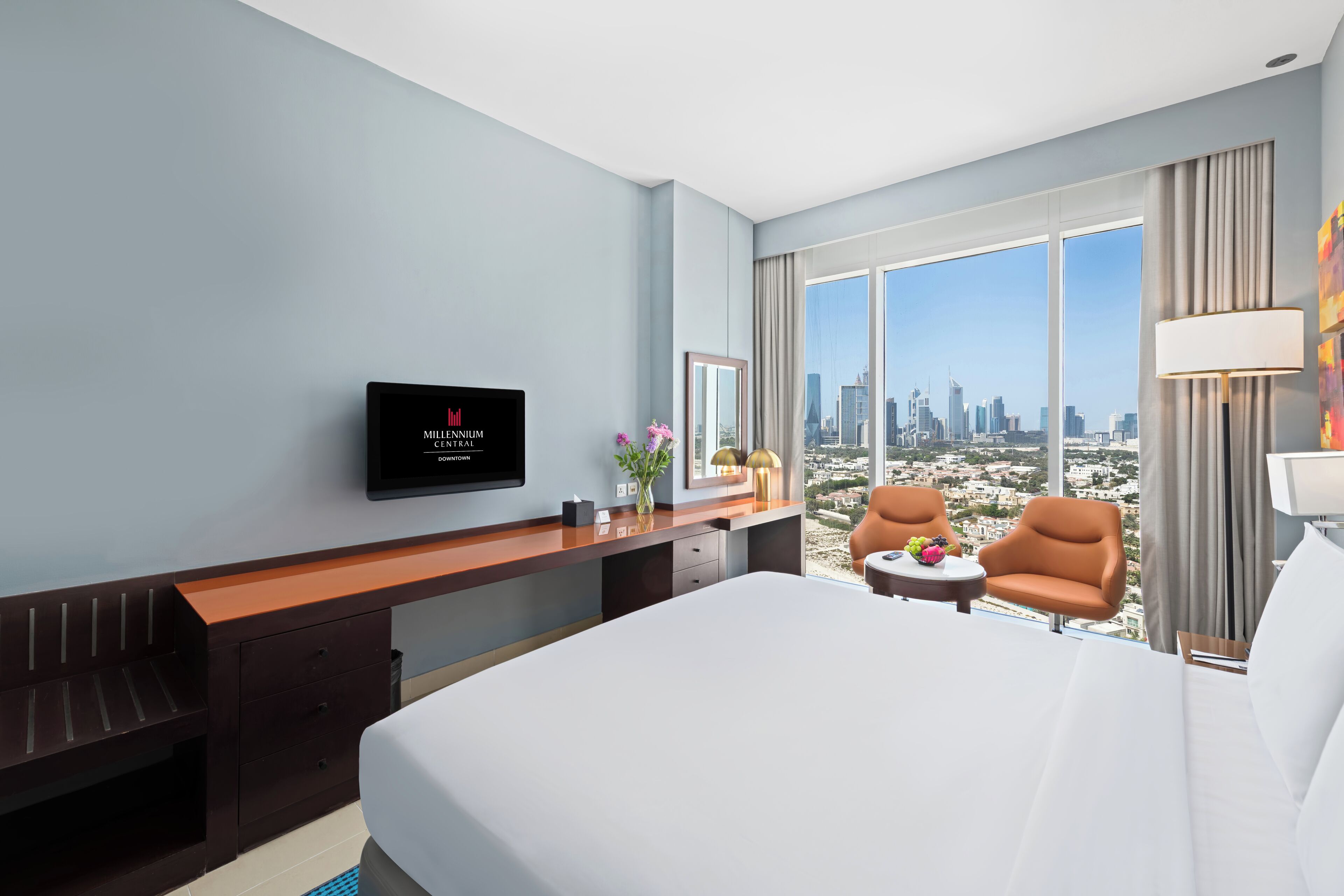Executive Room, 1 Queen Bed | Minibar, in-room safe, desk, laptop workspace