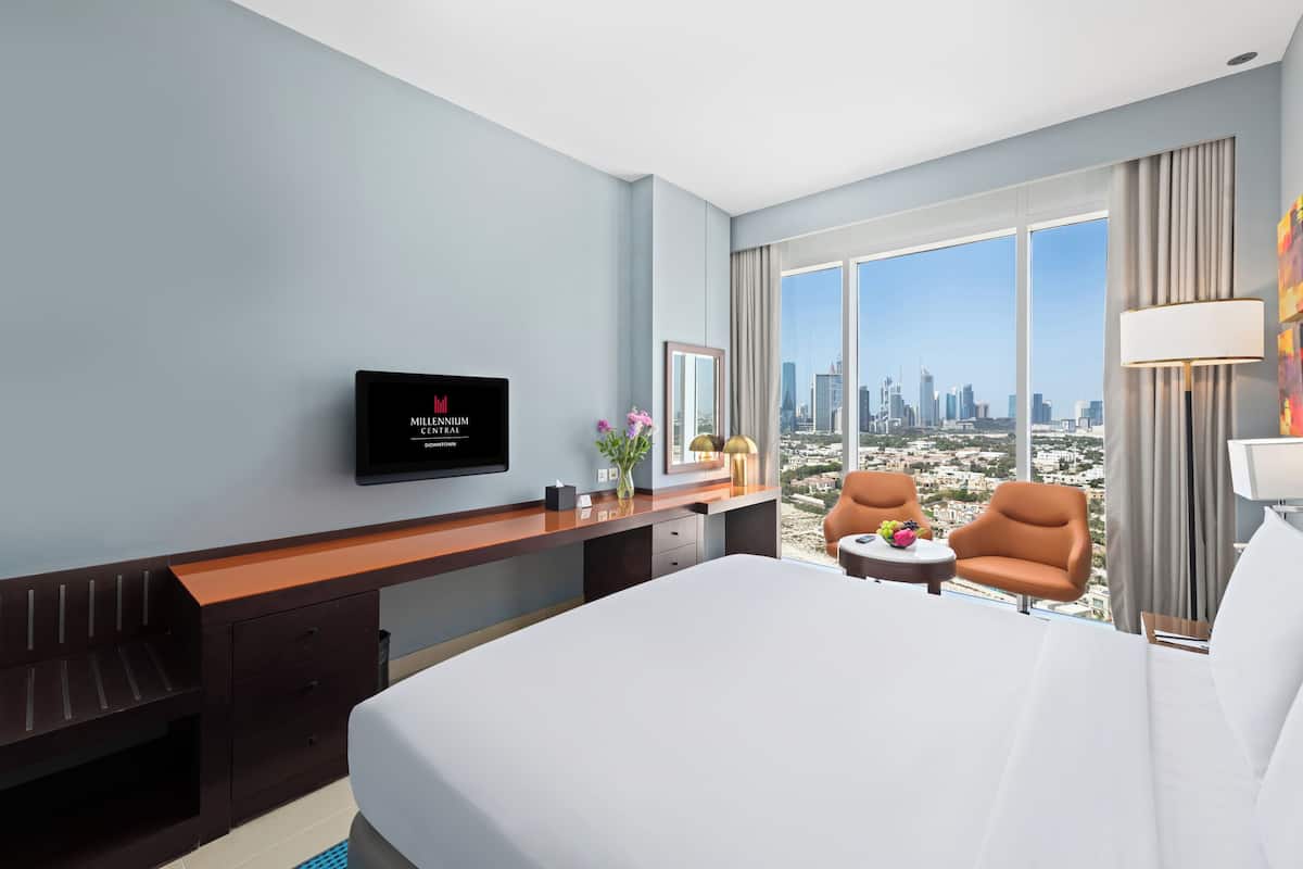 Executive Room, 1 Queen Bed | Minibar, in-room safe, desk, laptop workspace
