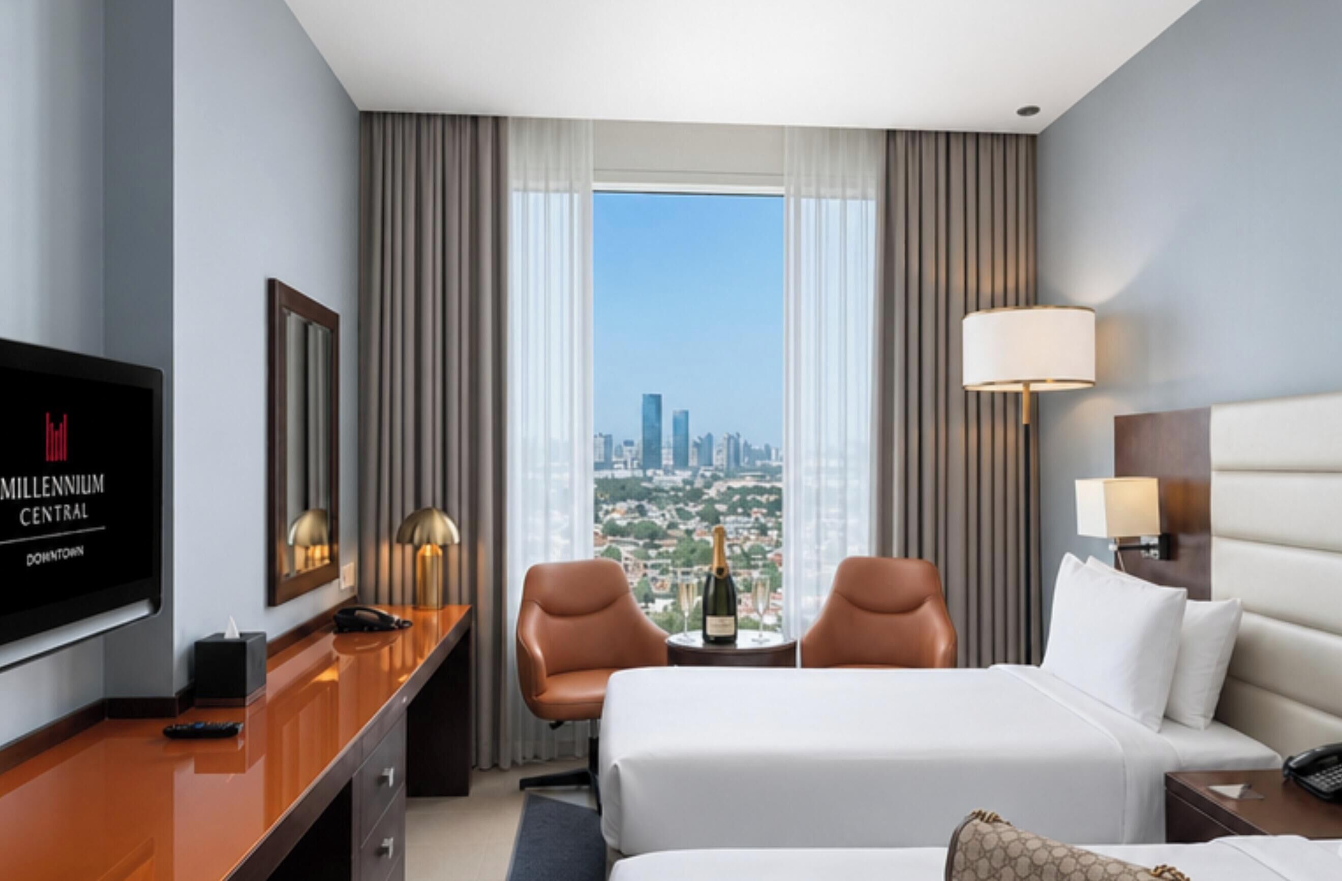 Minibar, coffres-forts dans les chambres, bureau