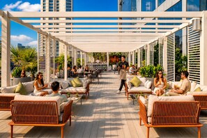 Poolside bar - Millennium Central Dubai Downtown (Dubai)