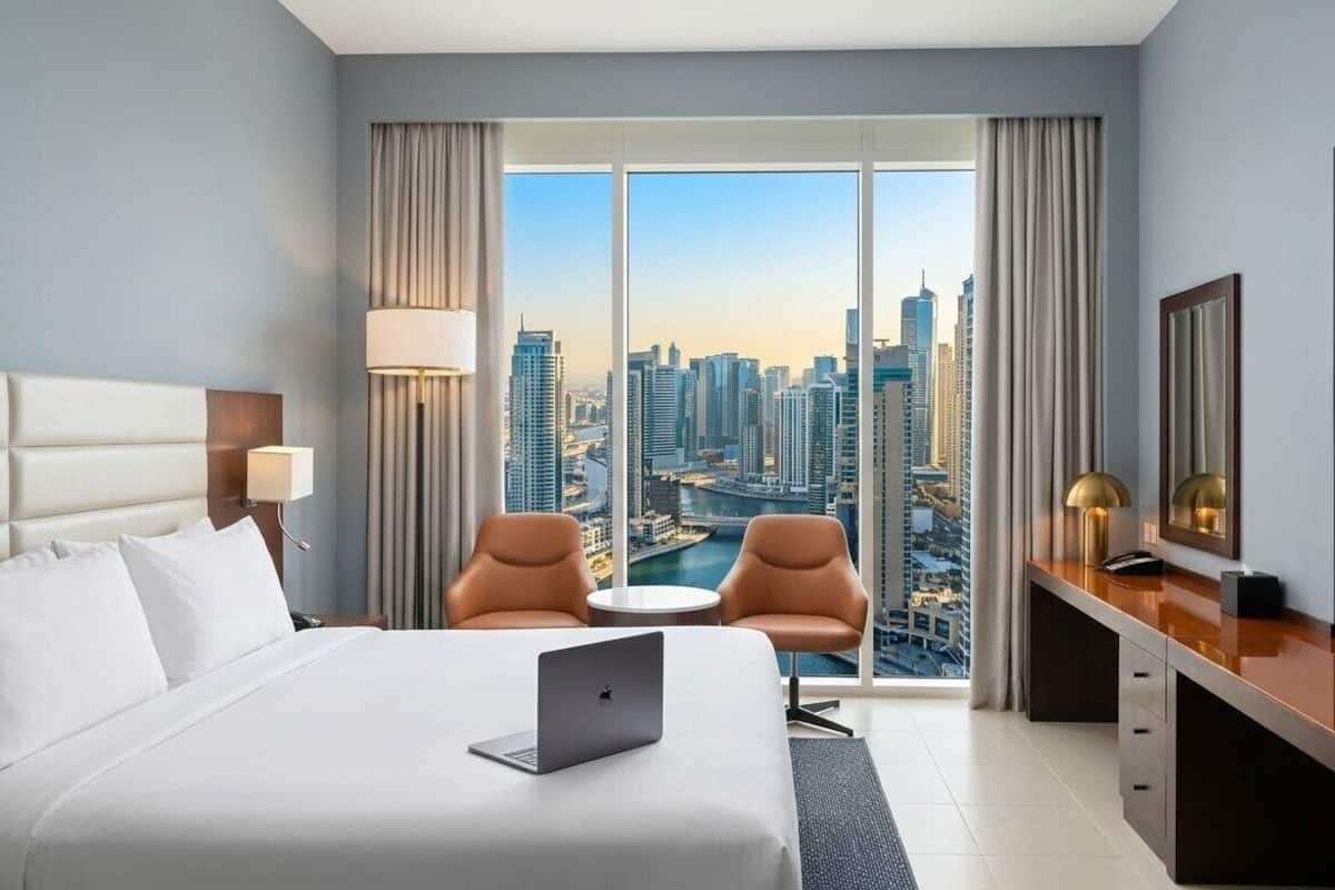 Business Room, 1 King Bed | Minibar, in-room safe, desk, laptop workspace