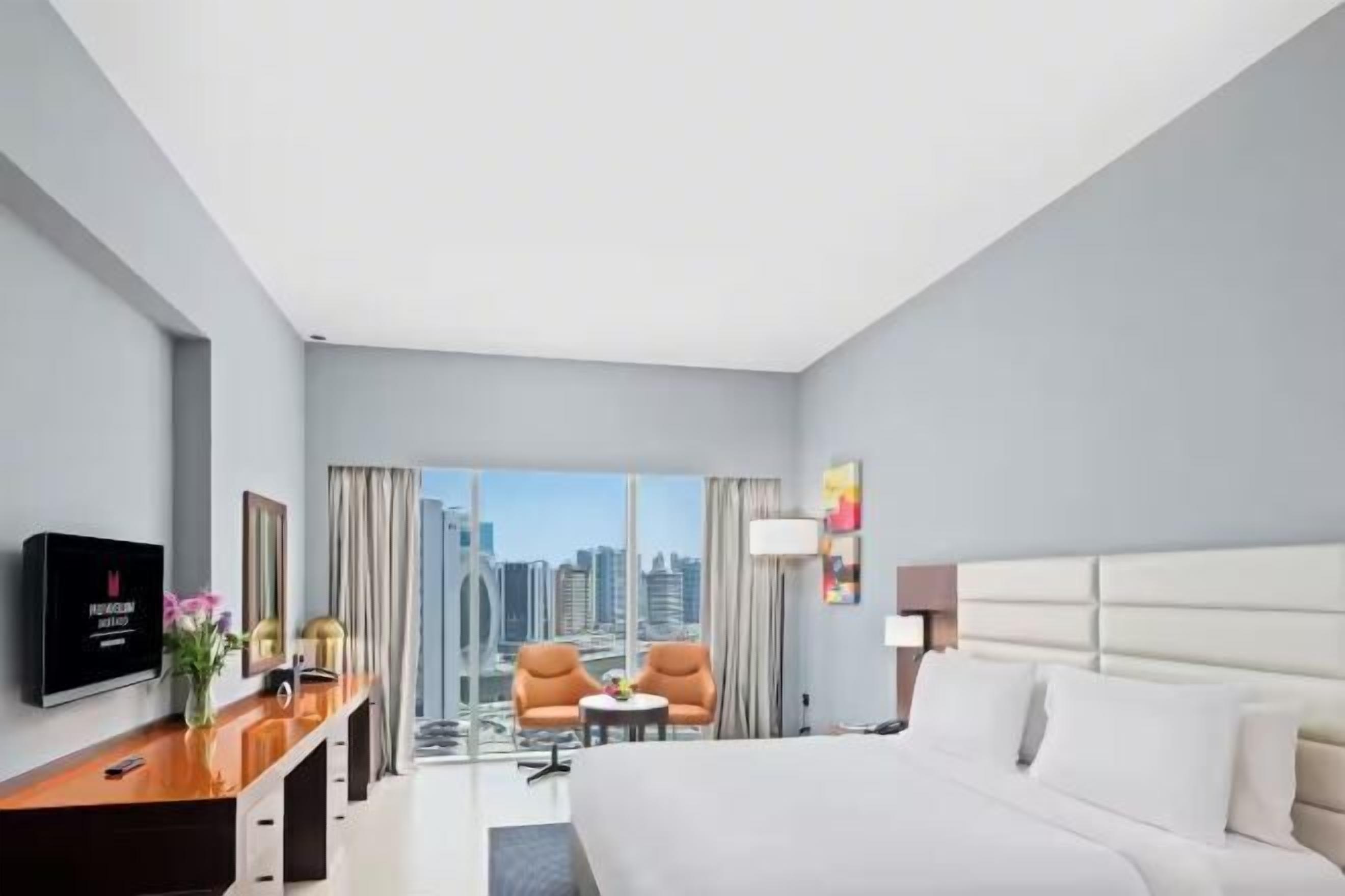 Minibar, caixa forta a l'habitació i escriptori 