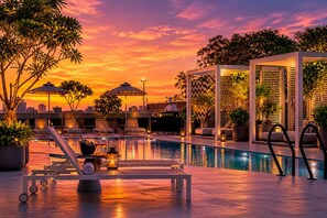 Una piscina al aire libre, tumbonas