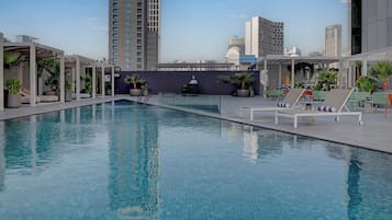 Piscine extérieure, chaises longues