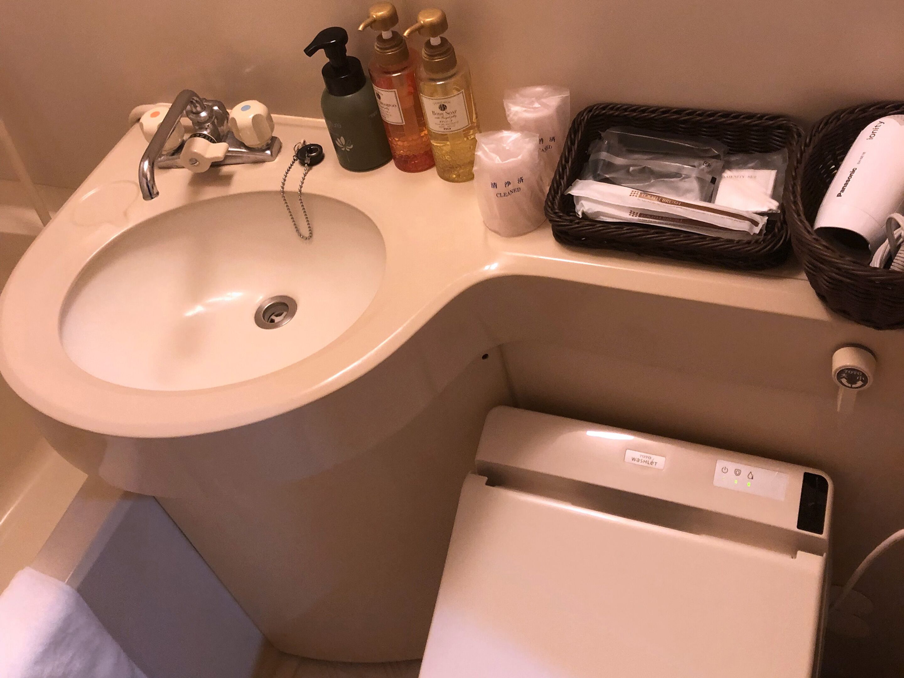 Deep-soaking bathtub, free toiletries, hair dryer, slippers