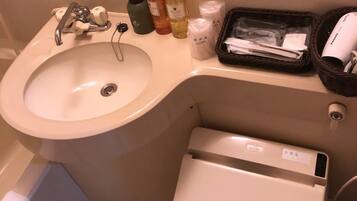 Komfortbadewanne, kostenlose Toilettenartikel, Haartrockner, Hausschuhe