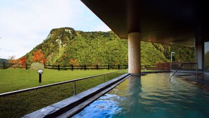 Zona de piscina con vistas a un paisaje montañoso.