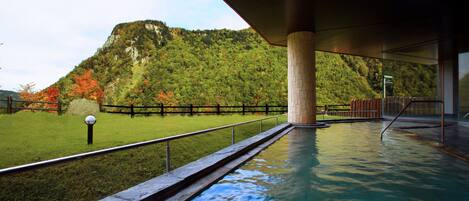Zona de piscina con vistas a un paisaje montañoso.
