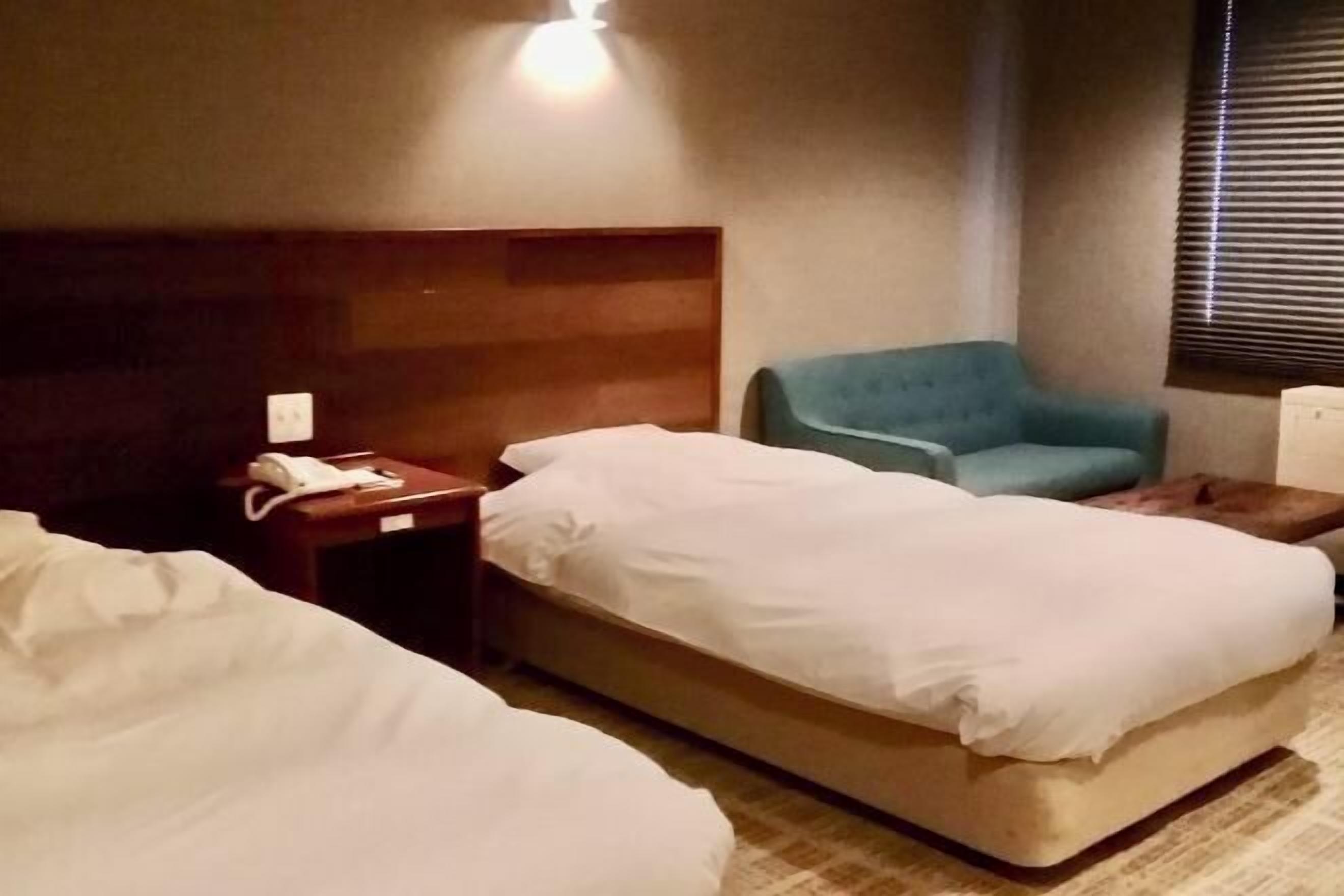 Literie de qualité, coffre-fort, bureau, literie fournie