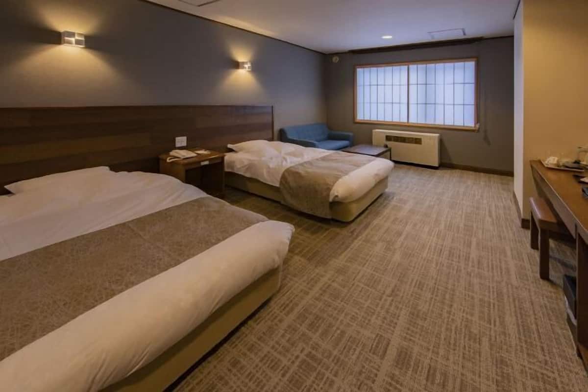 Ropa de cama de alta calidad y caja de seguridad en la habitación