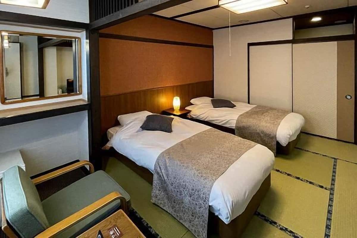 Literie de qualité, coffre-fort, bureau, literie fournie