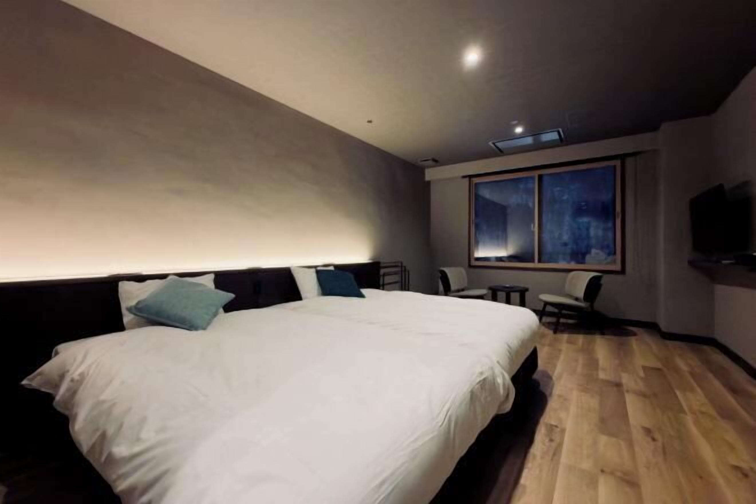 Premium bedding, in-room safe, desk, bed sheets