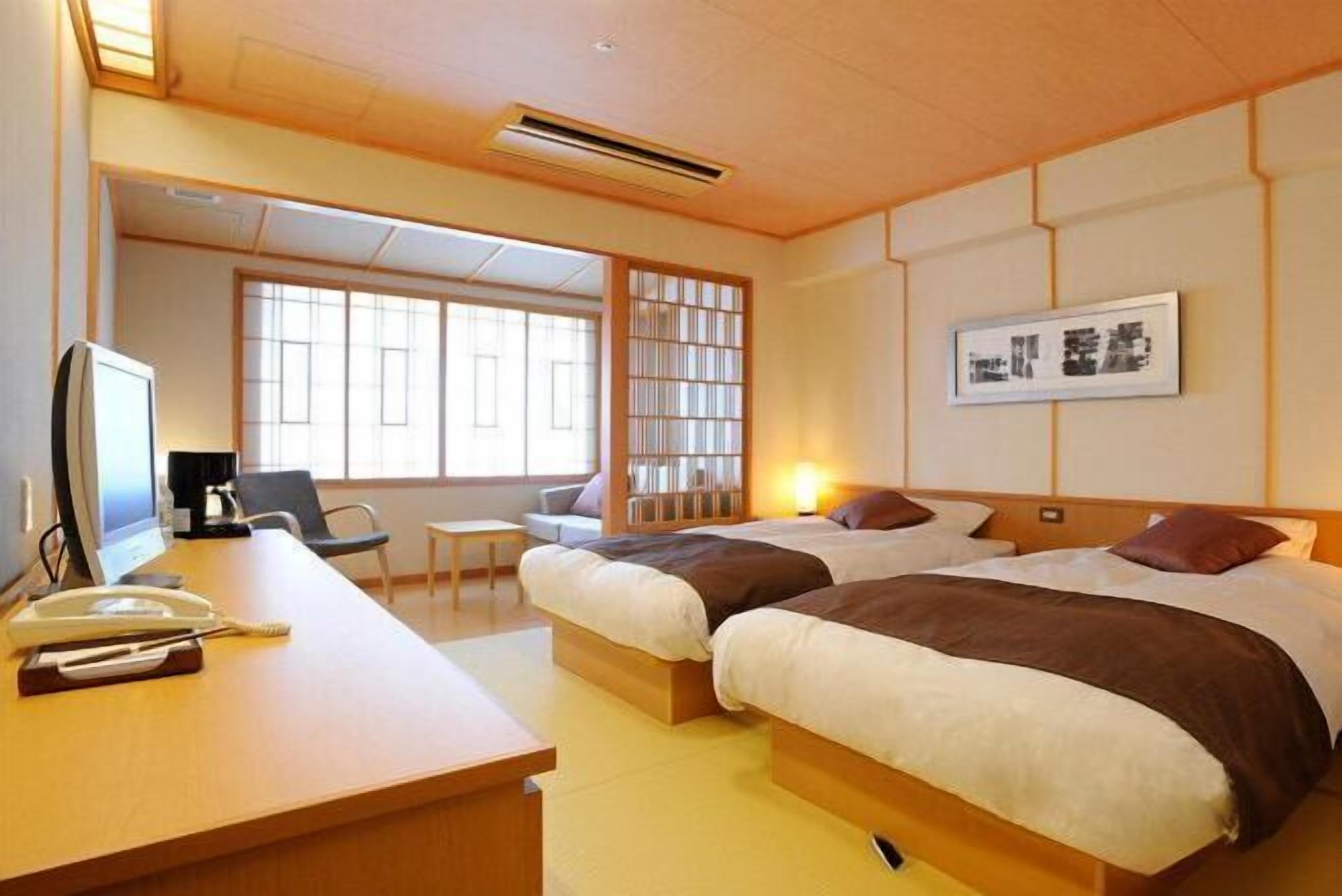 Sengetøy av topp kvalitet, safe på rommet, skrivebord og sengetøy