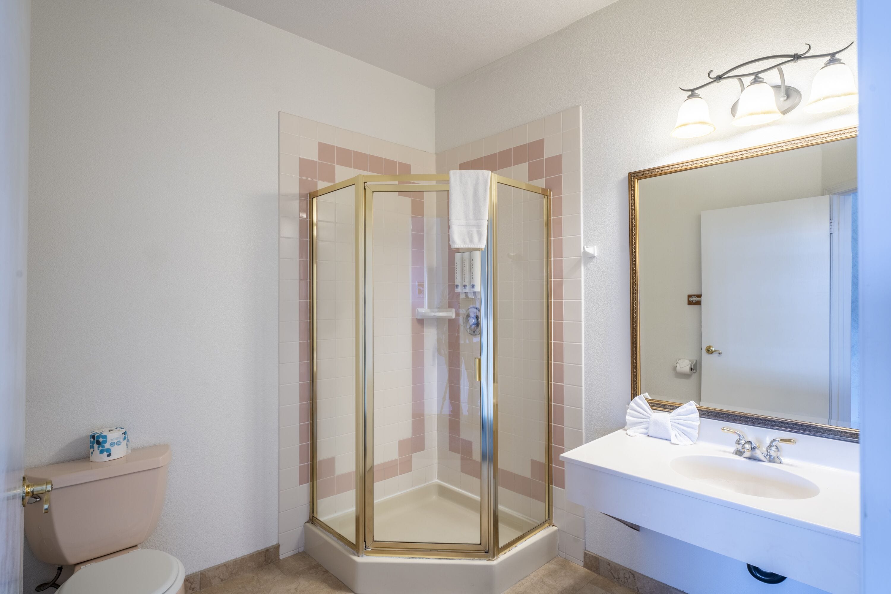 premier room, 1 king bed, jetted tub, ocean view | bathroom | free toiletries, towels