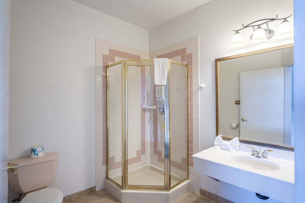 premier room, 1 king bed, jetted tub, ocean view | bathroom | free toiletries, towels