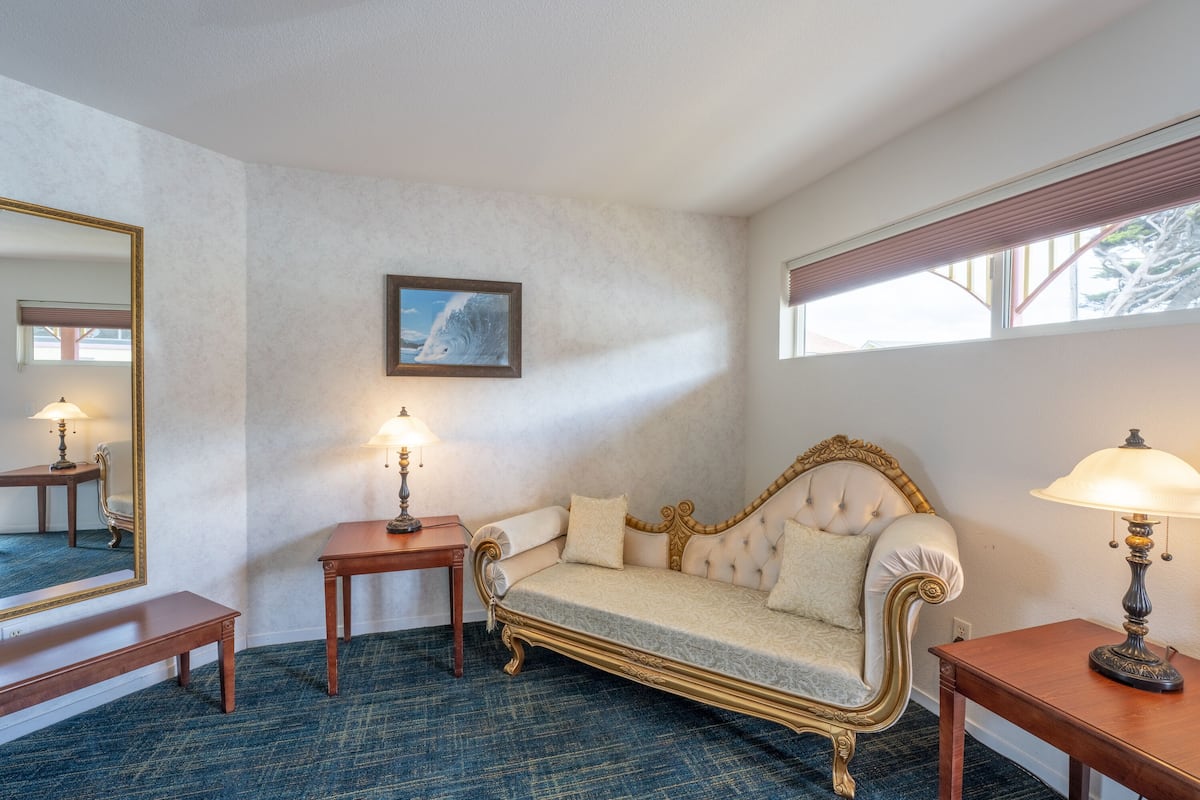 standard room, 1 king bed, ocean view, ground floor | living area | flat-screen tv