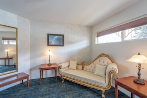 Standard Room, 1 King Bed, Ocean View, Ground Floor | Living area