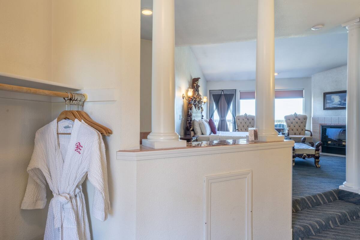 premier room, 1 king bed, jetted tub, ocean view | living area | flat-screen tv