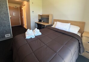 Basic Room, 1 Bedroom | Desk, laptop workspace, iron/ironing board, free WiFi