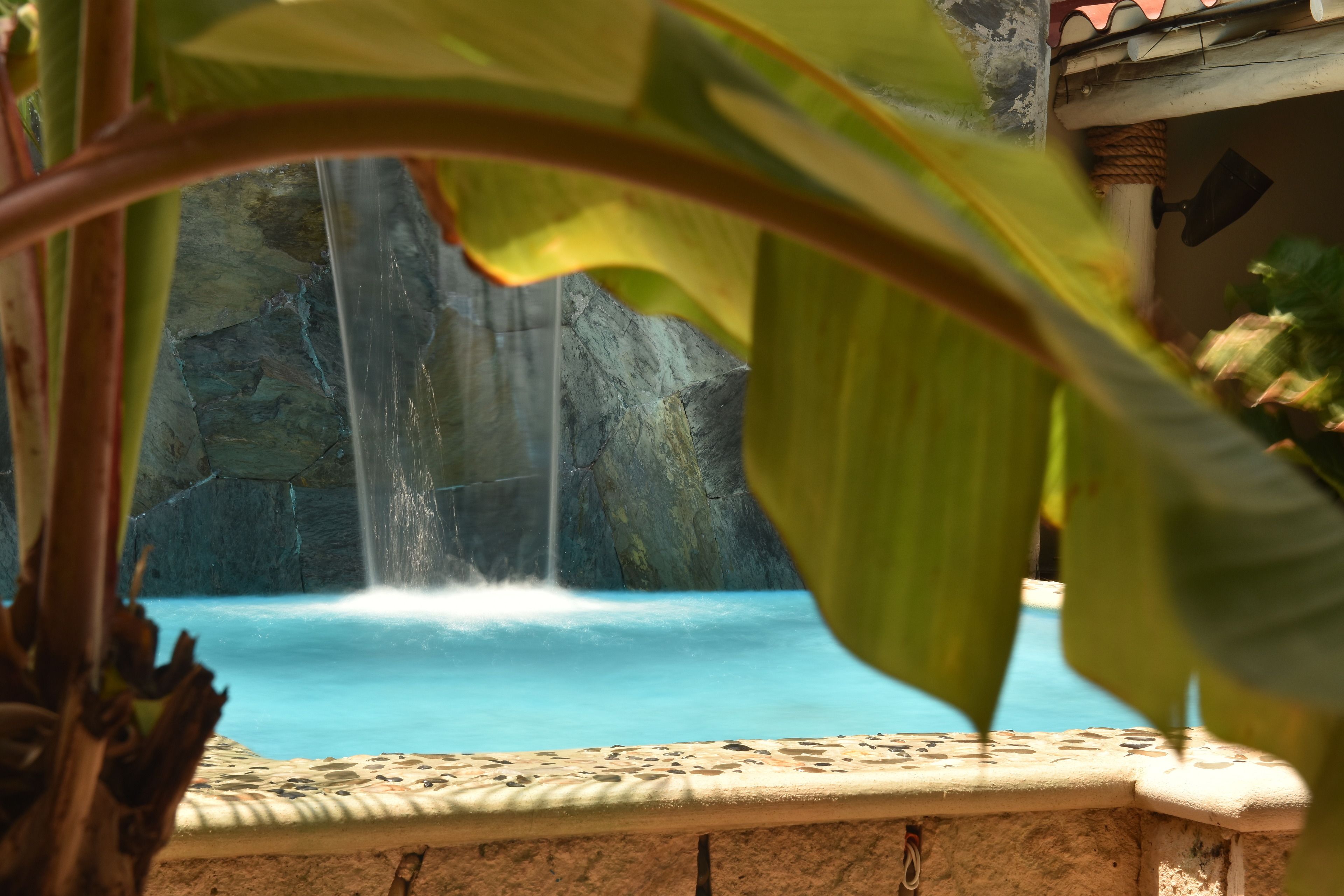 Alberca al aire libre y camastros 