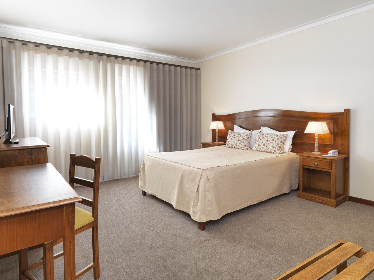 Family Quadruple Room | Minibar, desk, soundproofing, WiFi (free)