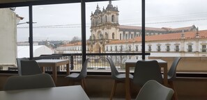 包含每日自助早餐