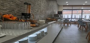 Free daily buffet breakfast - Hotel Santa Maria (Alcobaça)