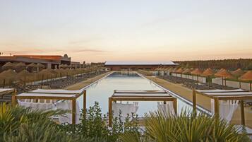 Alberca techada, alberca al aire libre y camas balinesas (con cargo)