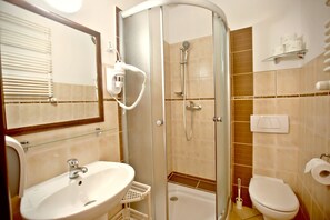 Double Room | Bathroom | Hair dryer, towels - Pod Kasztanami (Swinoujscie)