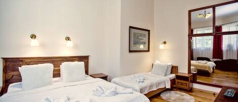 Triple Room | Peralatan tempat tidur hipoalergenik, gebar bulu kapas