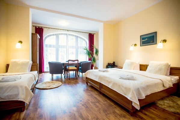 Fyrbäddsrum | Allergitestade sängkläder, duntäcken och Select Comfort-madrasser