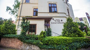 A building with a sign that reads "Pod Kasztanami." - Pod Kasztanami (Swinoujscie)